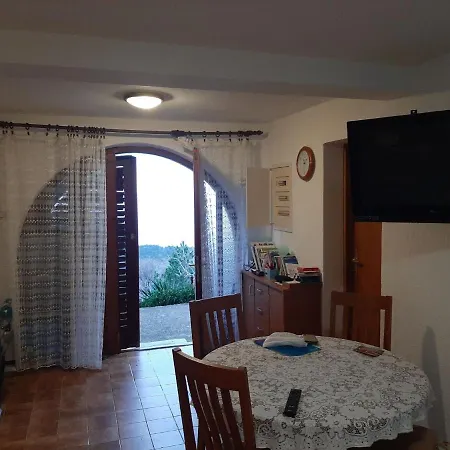 Appartamento Cosy In Klenovica With Garden Novi Vinodolski